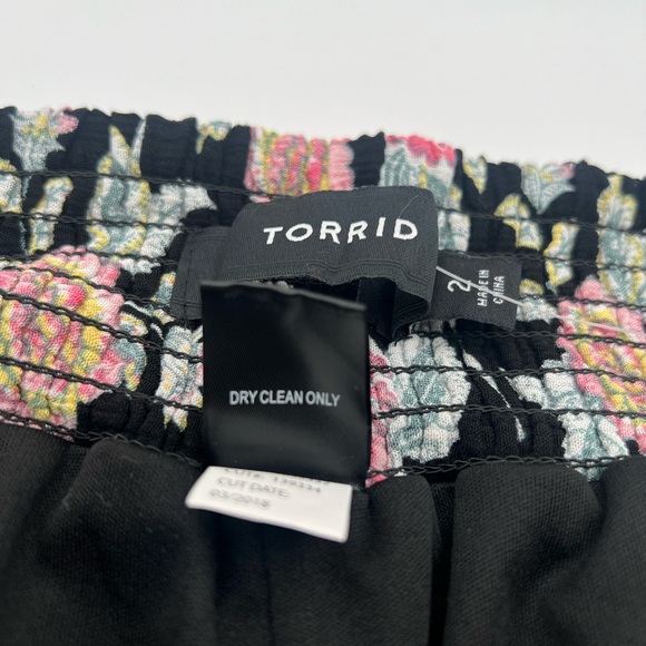 Torrid Women's Black Paisley Floral Gauze Soft Elastic Waist Casual Short Size 2 - Picture 8 of 11